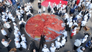 GASTROAFYON REKORA DOYMUYOR DÜNYANIN EN BÜYÜK SUCUKLU YUMURTASI GUİNNESS REKORUNU KIRDI