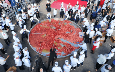 GASTROAFYON REKORA DOYMUYOR DÜNYANIN EN BÜYÜK SUCUKLU YUMURTASI GUİNNESS REKORUNU KIRDI